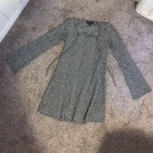 Flared long-sleeve mini dress 👗